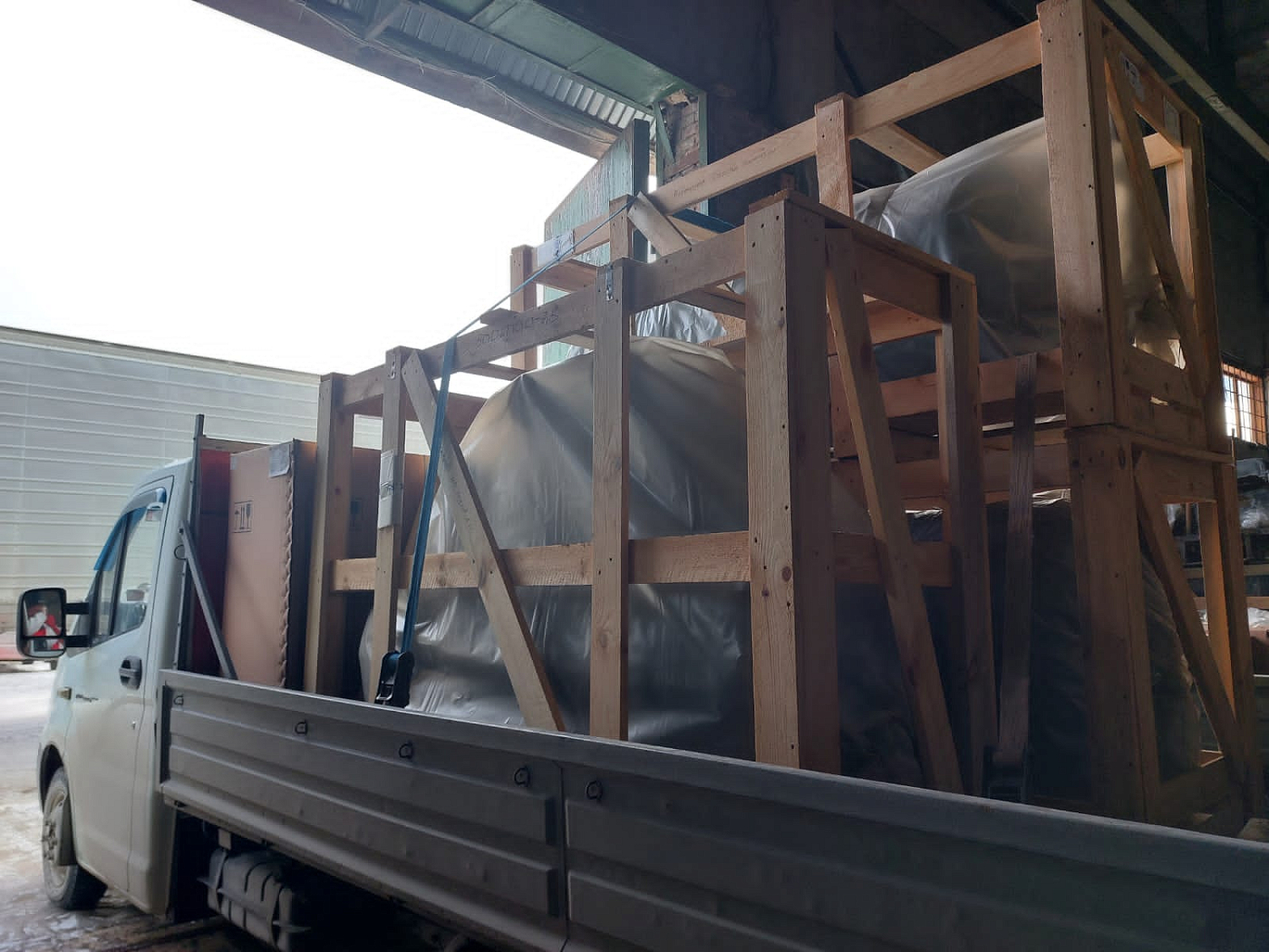 Отгрузка поршневого компрессора REMEZA СБ4/Ф-500.LT100, ресиверов и запчастей в г. Новосибирск