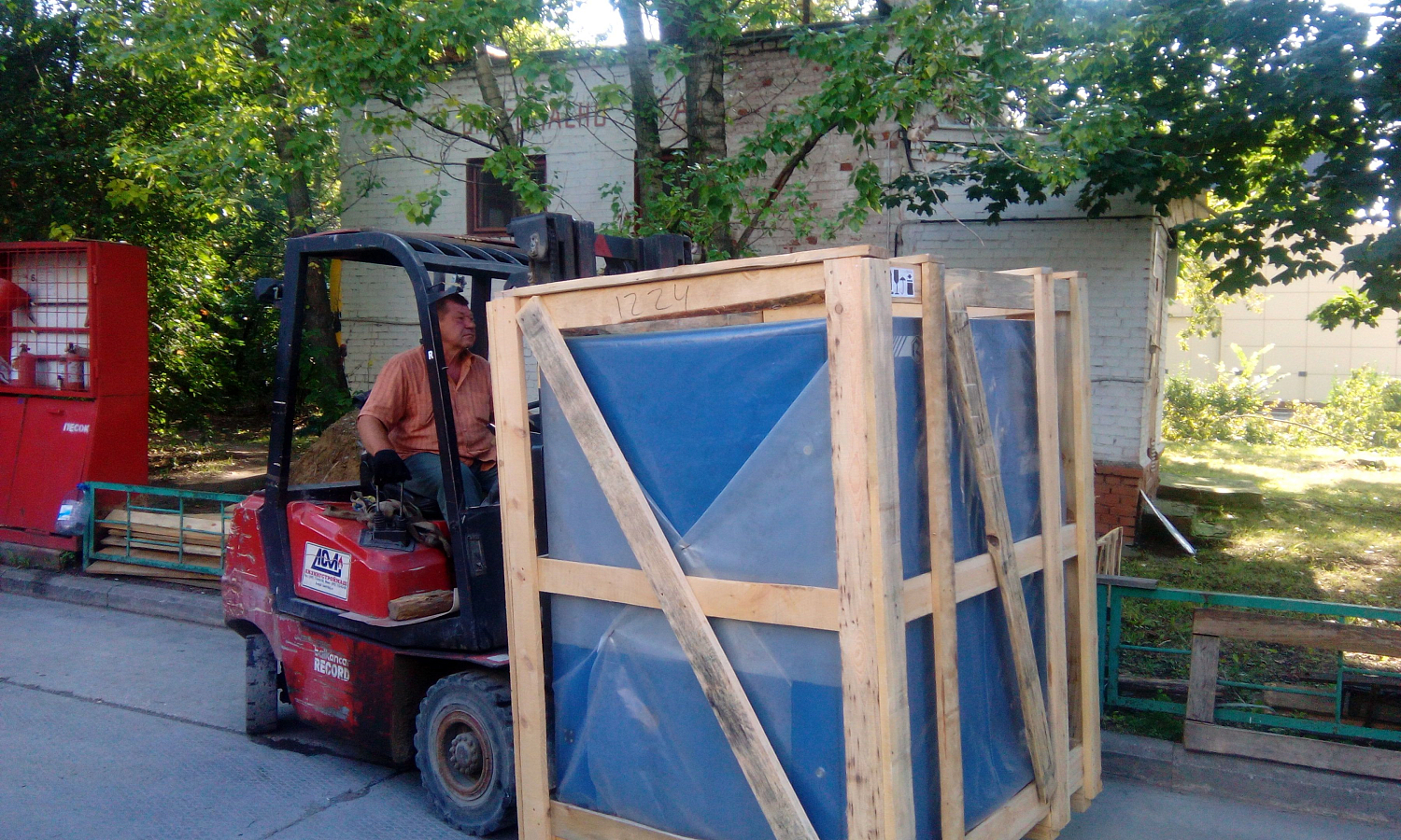 Поступление компрессоров и компрессорных головок Remeza на склад в Москву