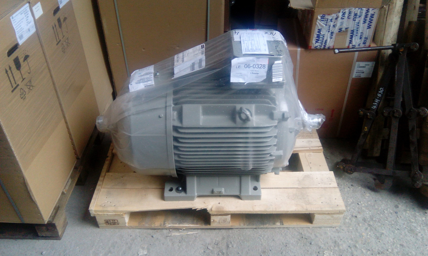 Разгрузка фуры с завода Ремеза (поршневые компрессоры, двигатели)