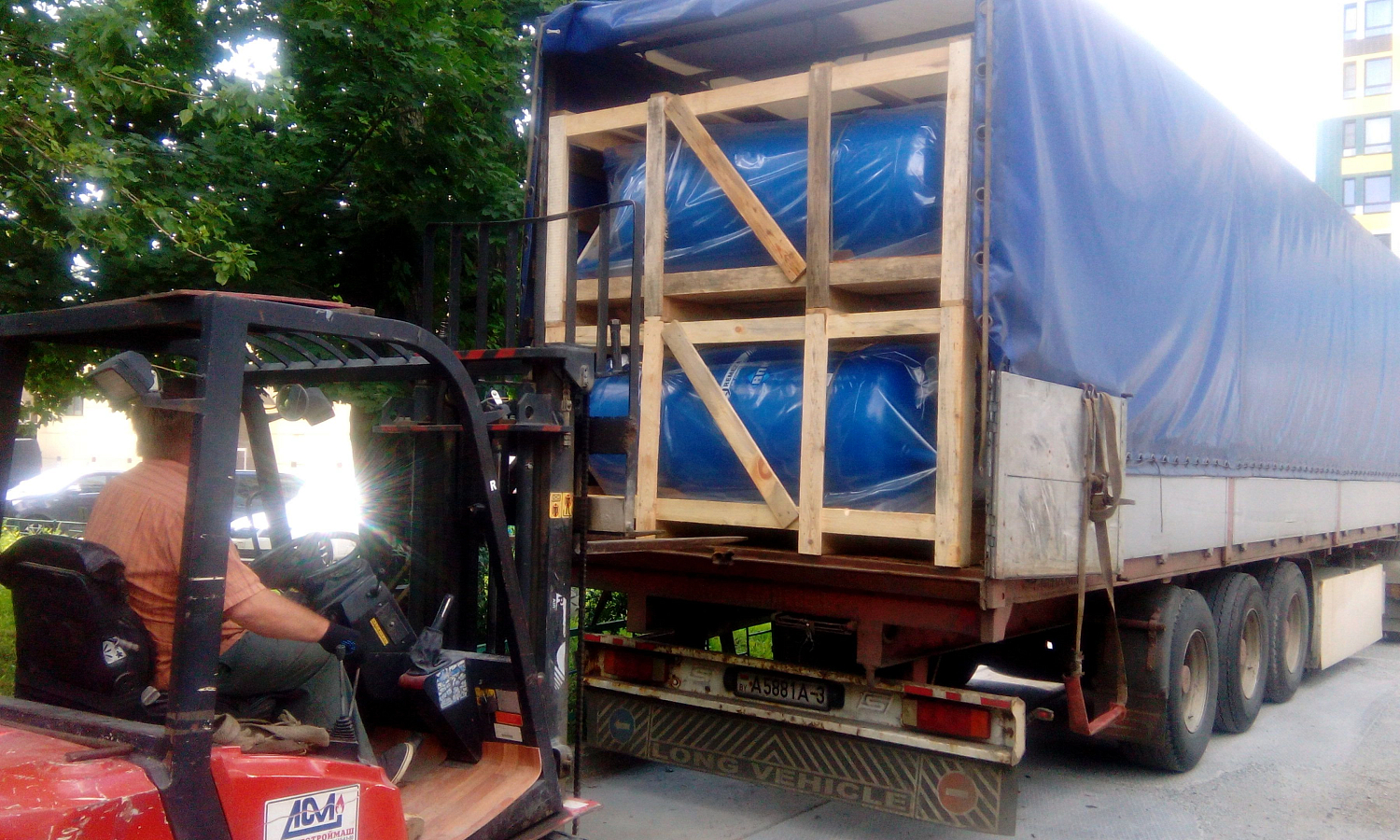 Разгрузка фуры с завода Ремеза (ресиверы)