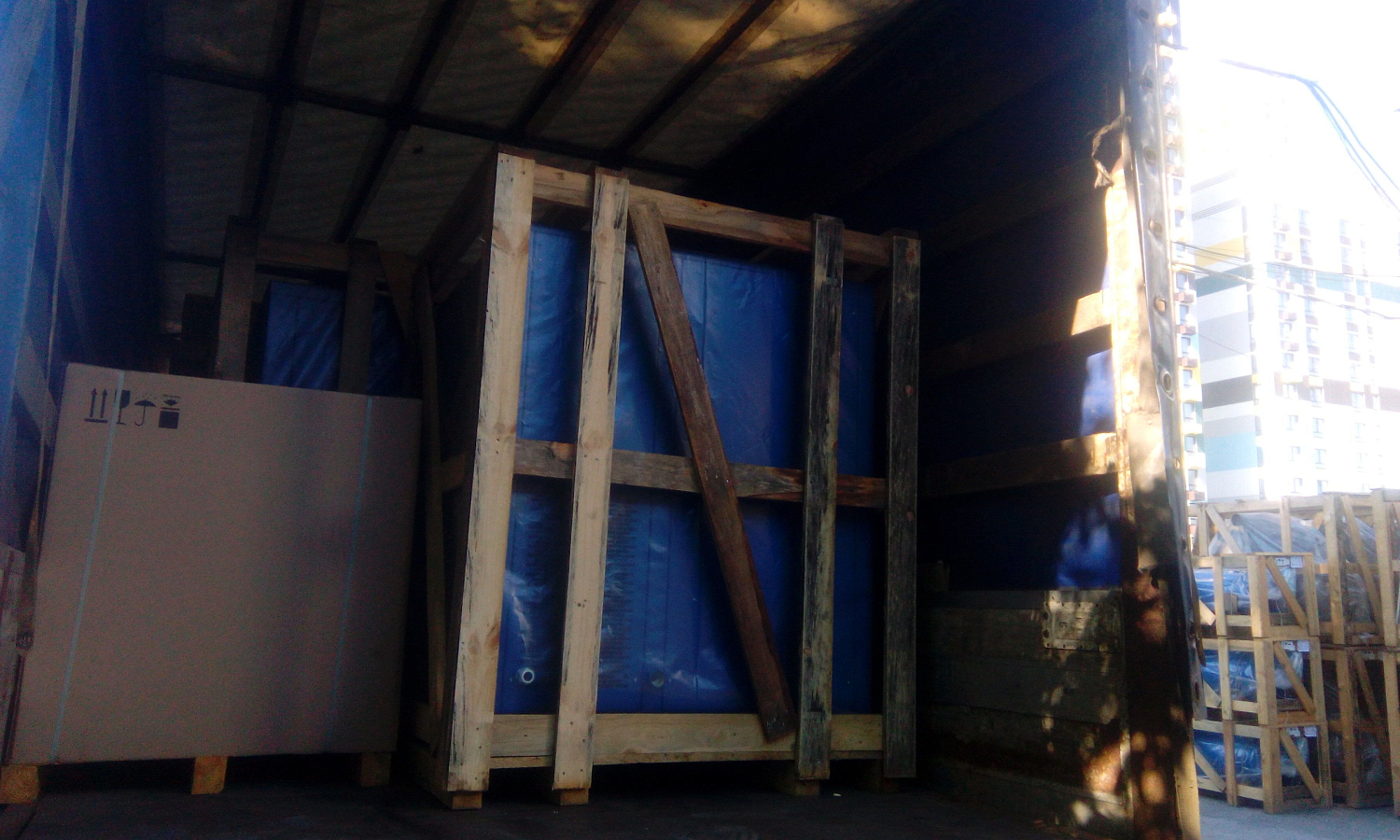 Разгрузка фуры с завода Ремеза (винтовые компрессоры)