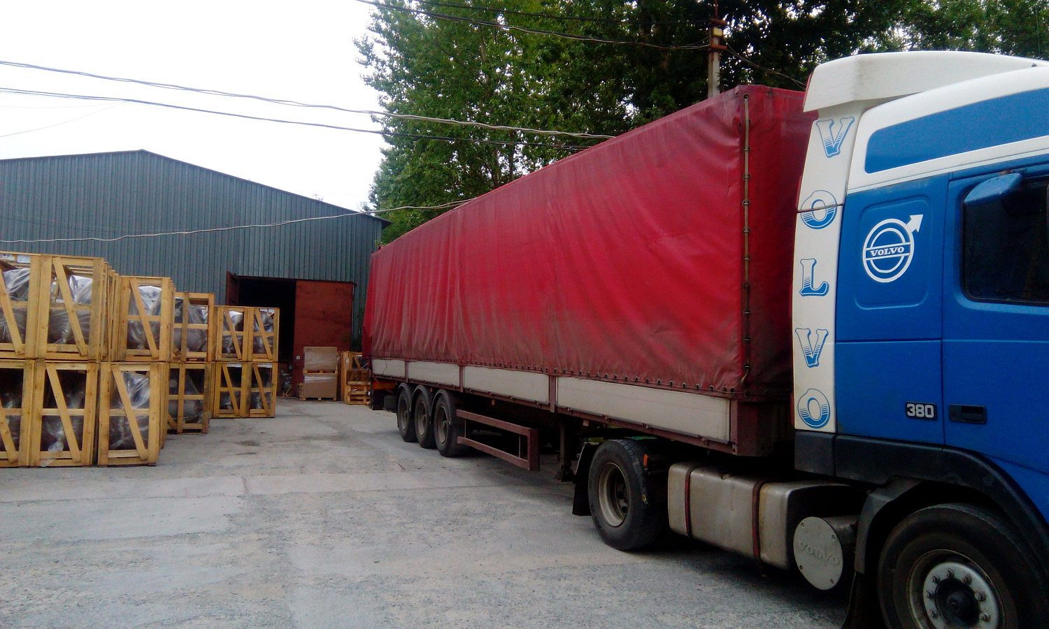 Разгрузка фуры с завода Ремеза (поршневые компрессоры, двигатели)