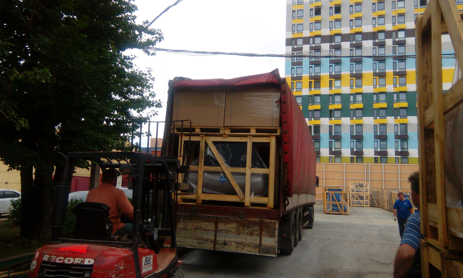 Разгрузка фуры с завода Ремеза (поршневые компрессоры, двигатели)