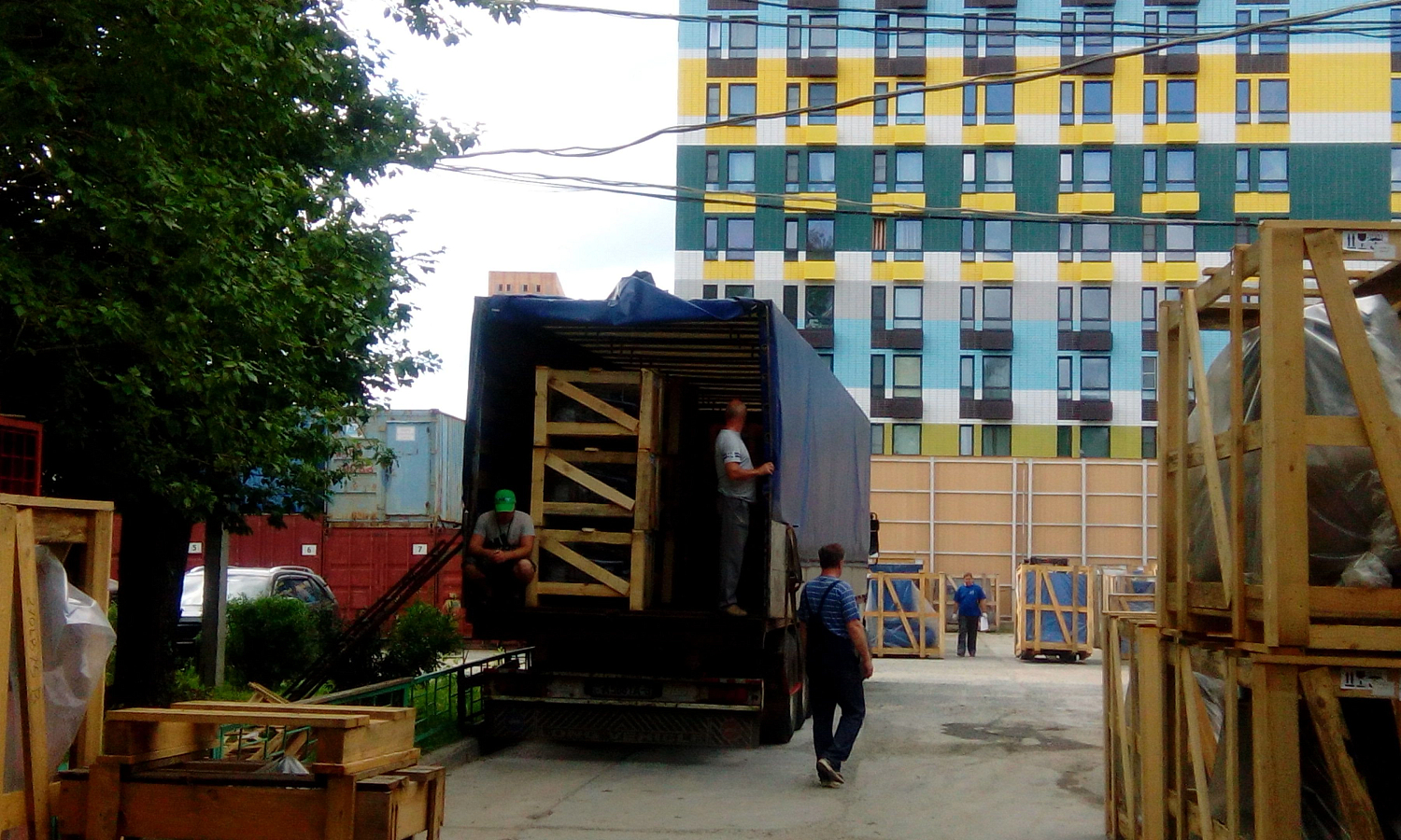 Разгрузка фуры с завода Ремеза (ресиверы)