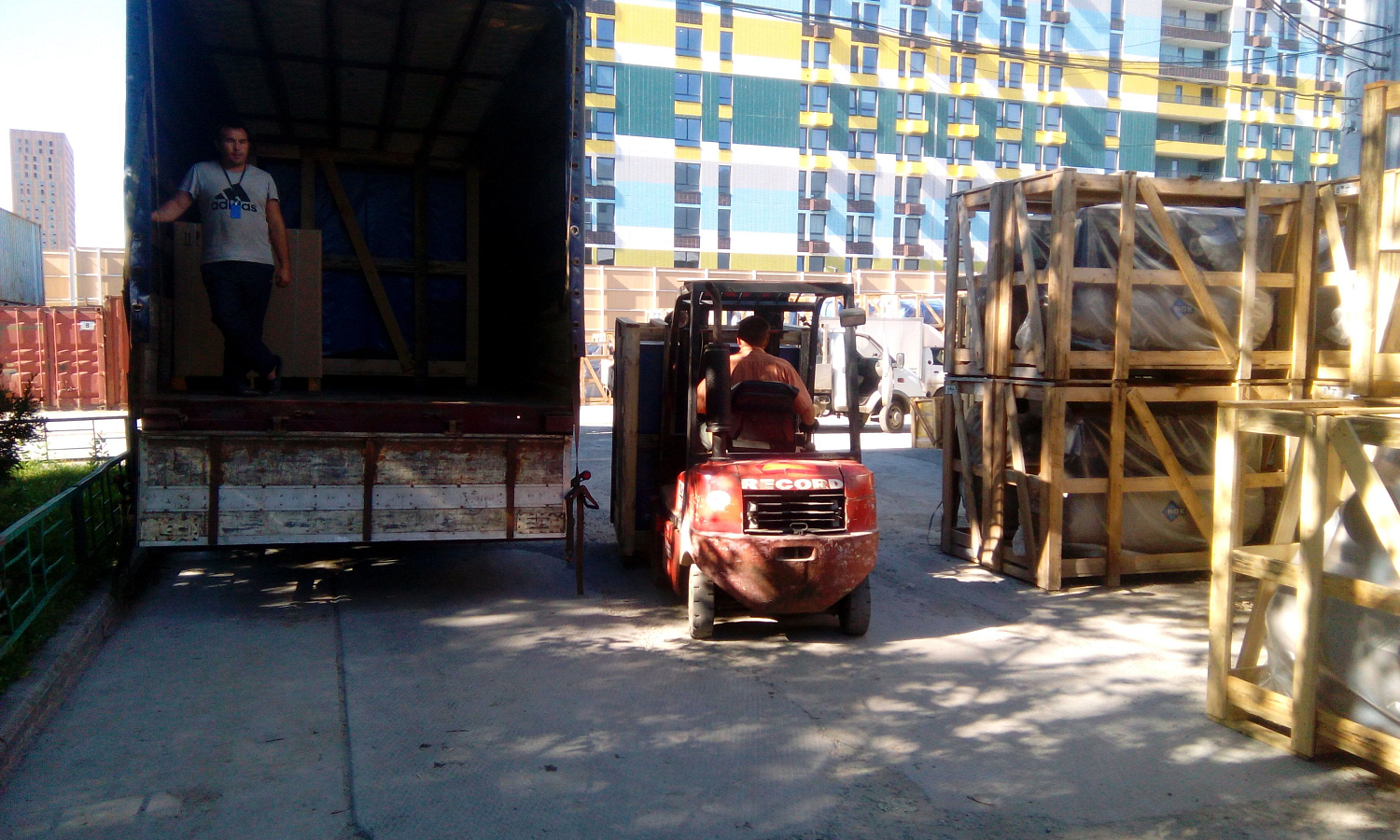 Разгрузка фуры с завода Ремеза (винтовые компрессоры)