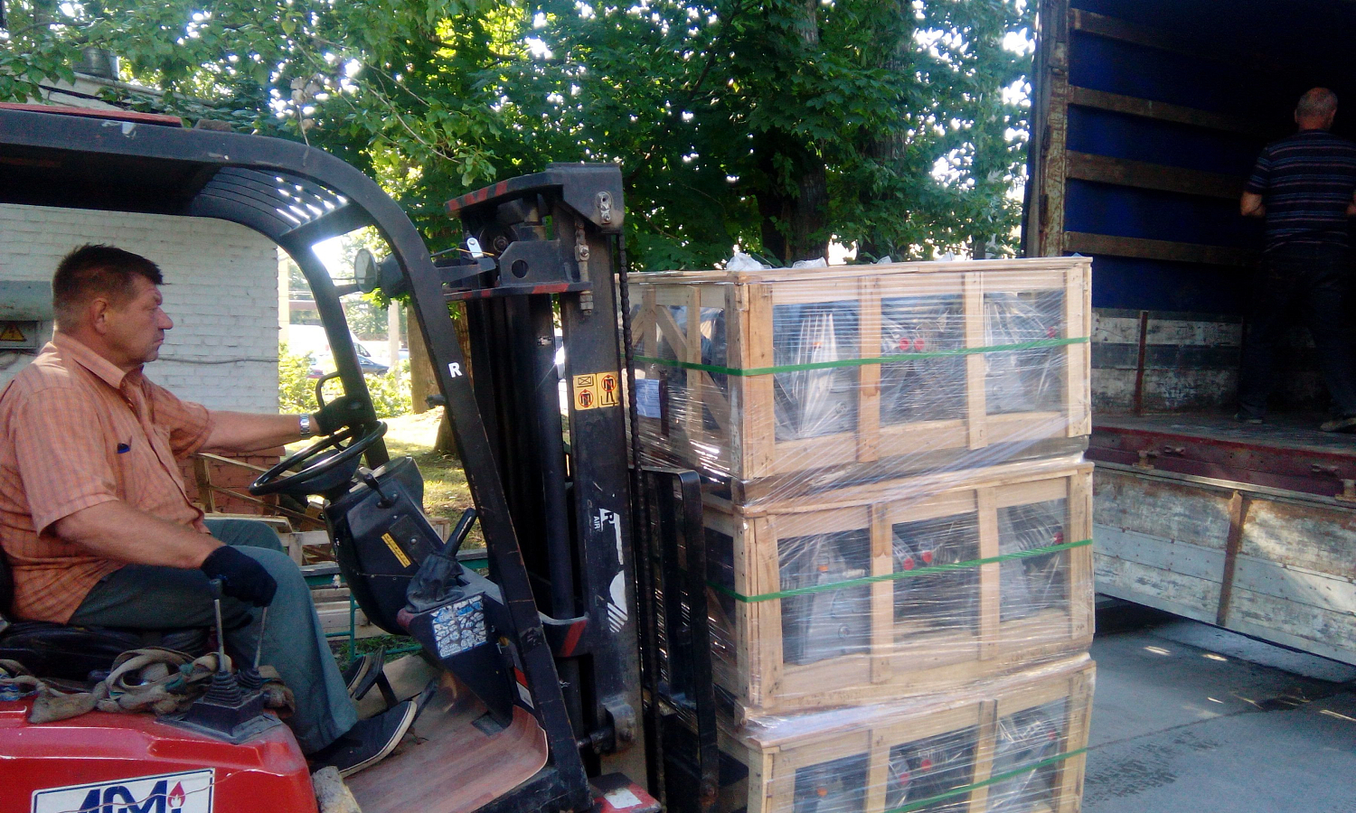 Поступление компрессоров и компрессорных головок Remeza на склад в Москву